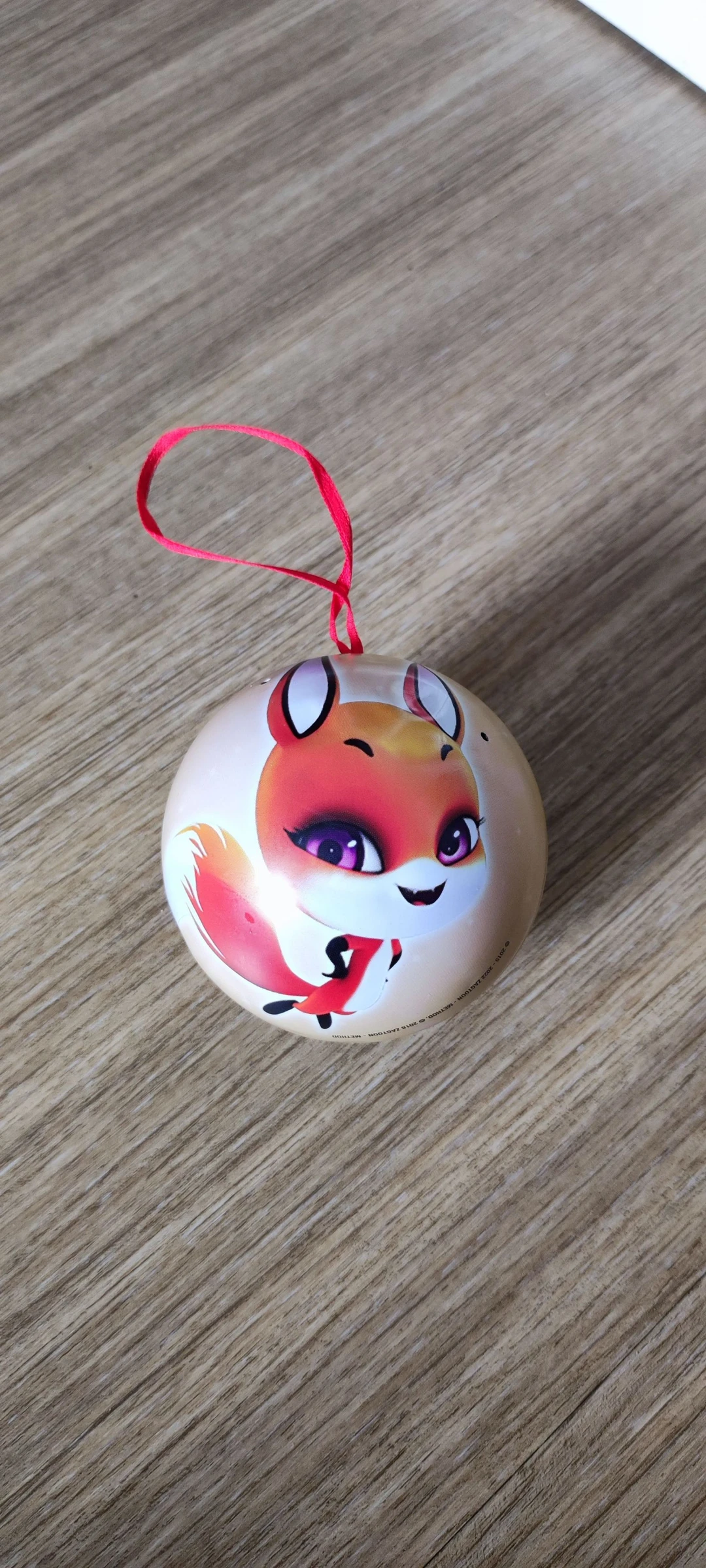 🦊 Boule de Noël en métal Miraculous – Kwami Trixx 🎄